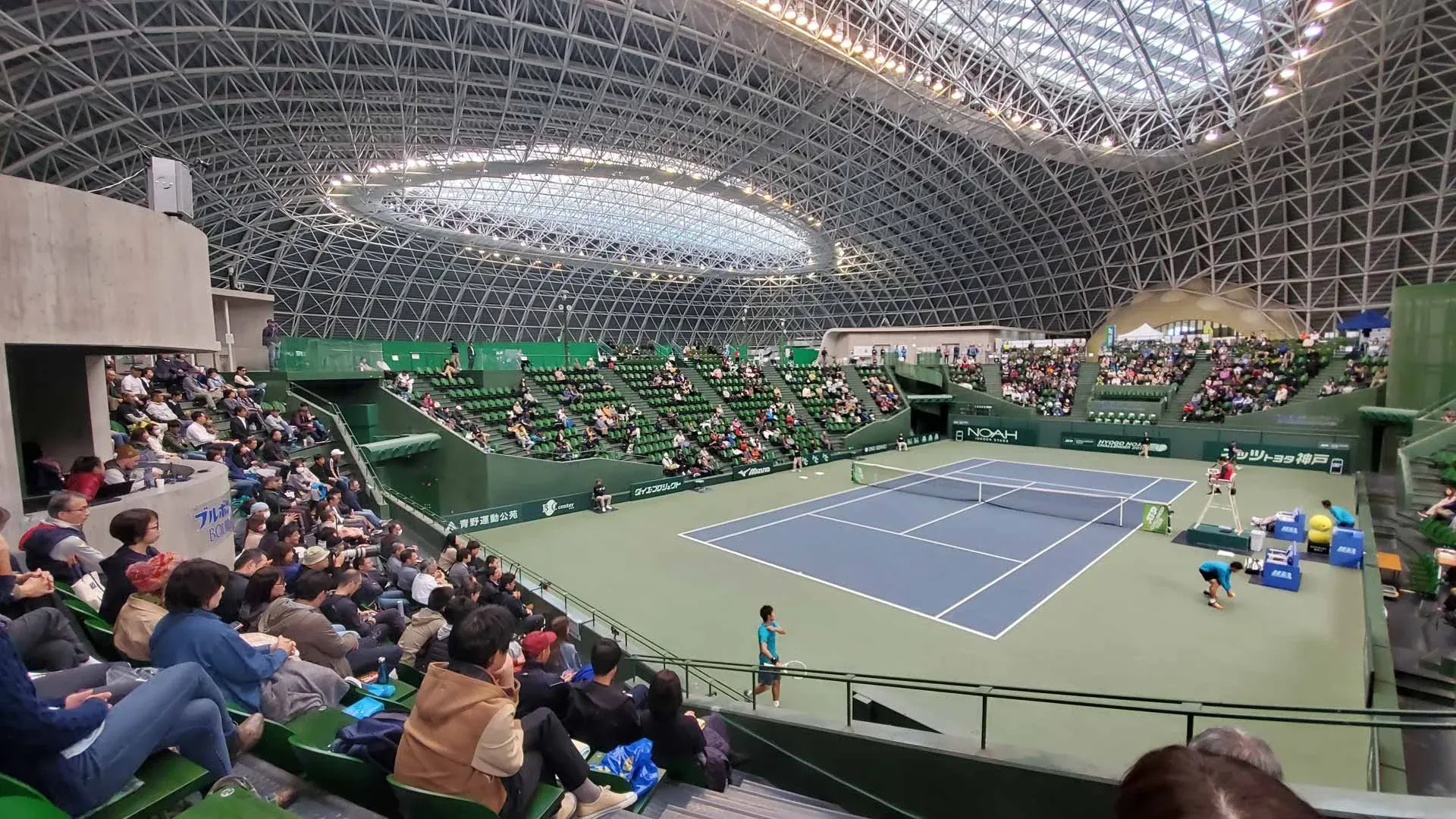 En fullsatt center court under Bourbon Beans Domes stålgitterade tak i Miki City, Japan, förebilden för The Dome Sweden